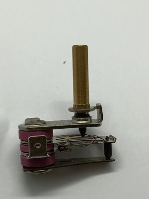 Termostato bimetálico ajustable con un rango de temperatura de 50 a 250 °C y 100 ciclos de resistencia